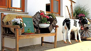 Naturverbundenheit durch heimische Rohstoffe auf dem Bauernhof in Bayern